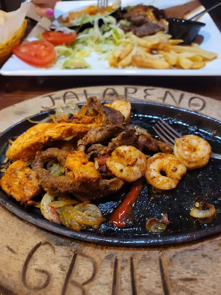 Fajitas De Pollo Camarones Y Steak
